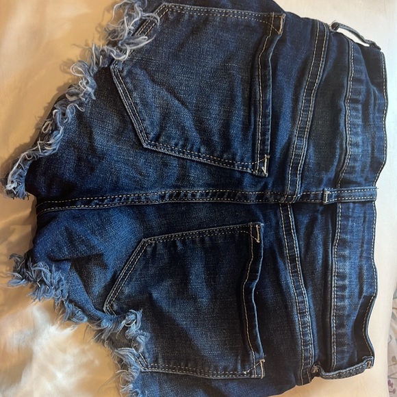 Jean Shorts Ripped Ends - Picture 2 of 3